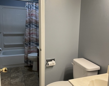 821 Brentwood Drive - Photo Thumbnail 6
