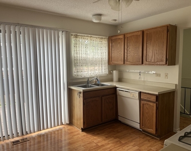 821 Brentwood Drive - Photo Thumbnail 4