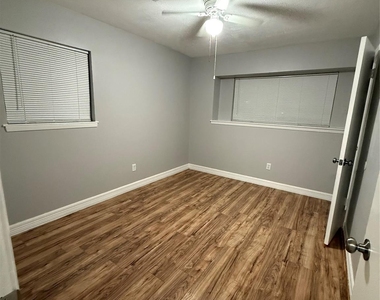 5519 Mendota Lane - Photo Thumbnail 12