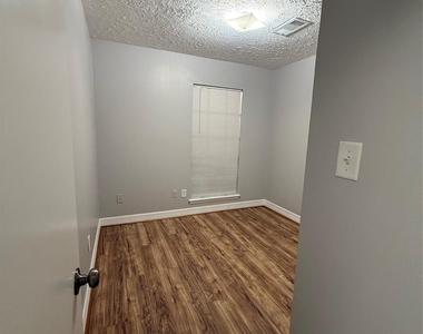 5519 Mendota Lane - Photo Thumbnail 13