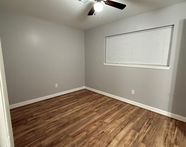 5519 Mendota Lane - Photo Thumbnail 1