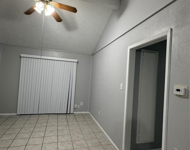 5519 Mendota Lane - Photo Thumbnail 8