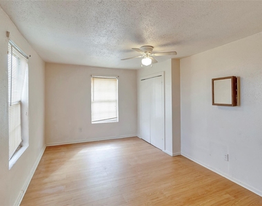 4233 Dupont Street - Photo Thumbnail 6