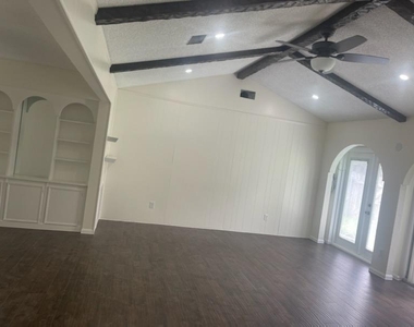 103 Bluebonnet Street - Photo Thumbnail 3