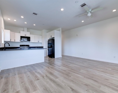 175 W 6th Street - Photo Thumbnail 2