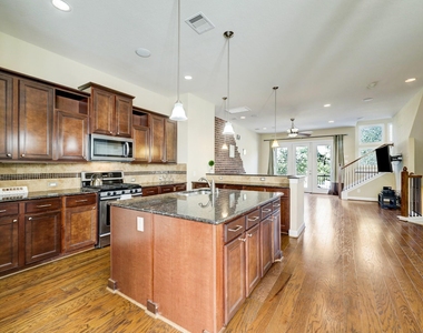 1305 Delano Street - Photo Thumbnail 2
