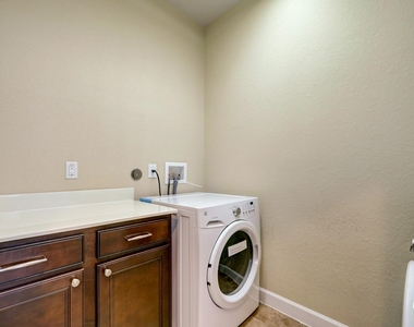 1305 Delano Street - Photo Thumbnail 10