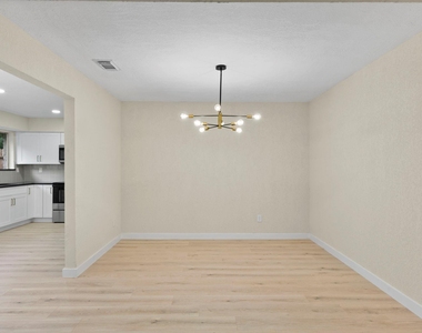 2322 Aprilmont Drive - Photo Thumbnail 10
