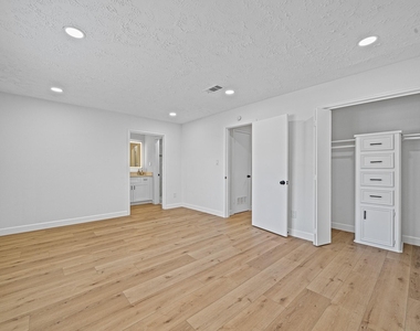 8726 Wilcrest Drive - Photo Thumbnail 11
