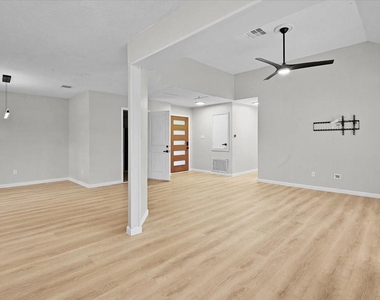 2601 Village Circle Dr Drive - Photo Thumbnail 4