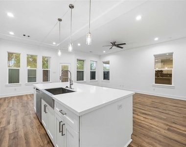 1106 Paul Quinn Street - Photo Thumbnail 8