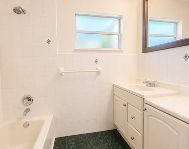 2028 Rollins Drive Se - Photo Thumbnail 8