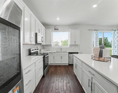 905 Overpool Avenue - Photo Thumbnail 8