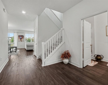 905 Overpool Avenue - Photo Thumbnail 2