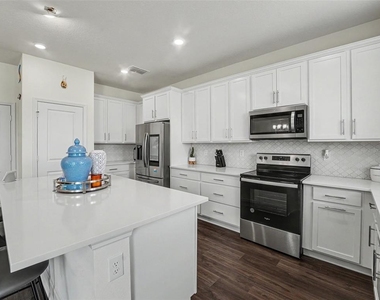 905 Overpool Avenue - Photo Thumbnail 6