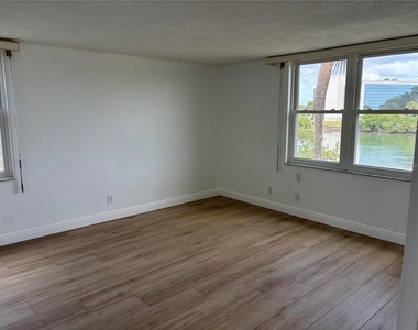 7405 Bay Island Drive S - Photo Thumbnail 10
