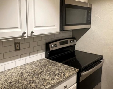 3740 Idlebrook Circle - Photo Thumbnail 6