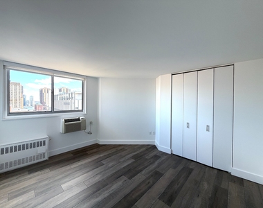 Second Avenue - Photo Thumbnail 1