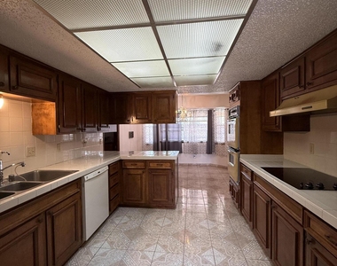 1709 Bruce Devlin Drive - Photo Thumbnail 12