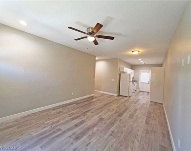 1121 Sixshooter Avenue - Photo Thumbnail 5