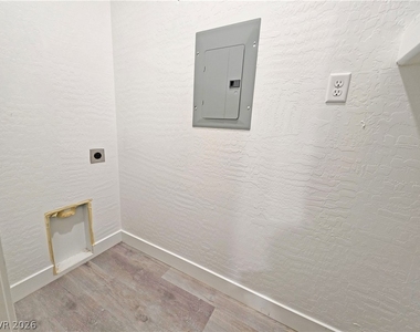 1121 Sixshooter Avenue - Photo Thumbnail 17