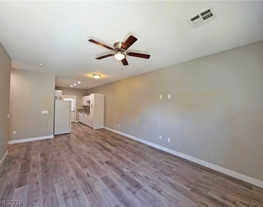 1121 Sixshooter Avenue - Photo Thumbnail 4