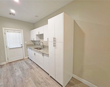 1121 Sixshooter Avenue - Photo Thumbnail 9
