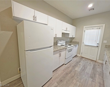 1121 Sixshooter Avenue - Photo Thumbnail 8