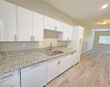 1121 Sixshooter Avenue - Photo Thumbnail 11