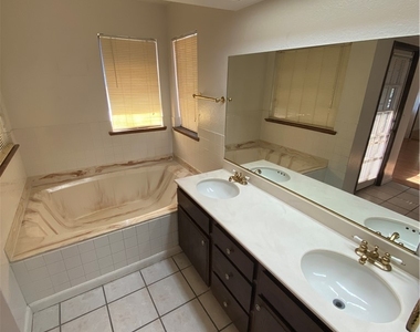 4706 Obannon Drive - Photo Thumbnail 10