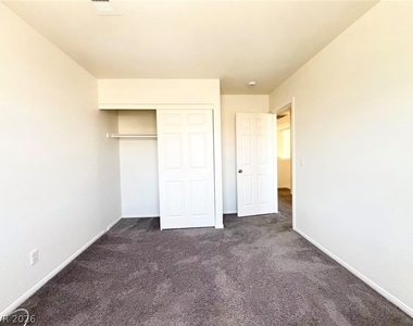 8284 W Rochelle Avenue - Photo Thumbnail 22