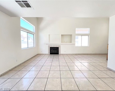 8284 W Rochelle Avenue - Photo Thumbnail 6