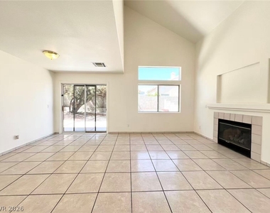 8284 W Rochelle Avenue - Photo Thumbnail 7