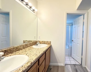 8284 W Rochelle Avenue - Photo Thumbnail 14