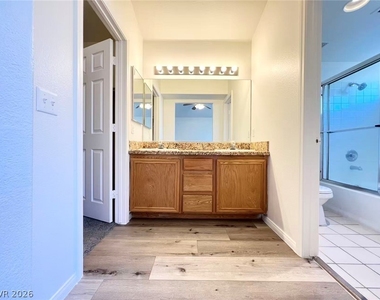 8284 W Rochelle Avenue - Photo Thumbnail 15