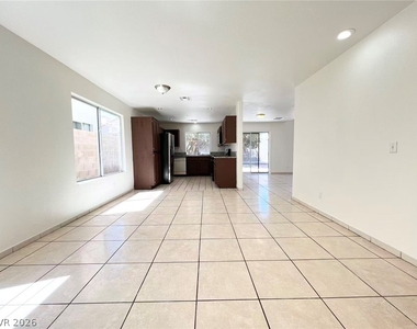 8284 W Rochelle Avenue - Photo Thumbnail 5