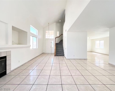 8284 W Rochelle Avenue - Photo Thumbnail 2