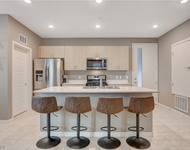 11238 Essence Point Avenue - Photo Thumbnail 5