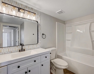 7255 W Sunset Road - Photo Thumbnail 7
