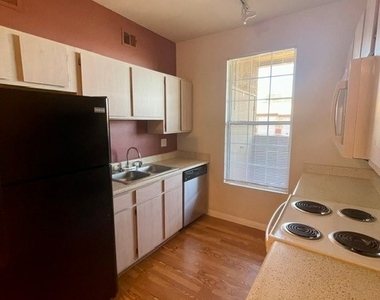 231 W Horizon Ridge Parkway - Photo Thumbnail 7