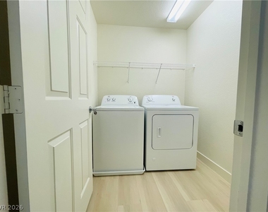 9206 Valley Betica Avenue - Photo Thumbnail 15