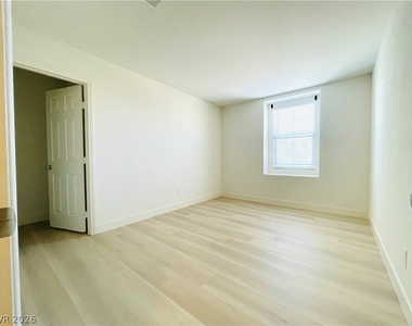 9206 Valley Betica Avenue - Photo Thumbnail 12