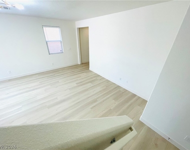 9206 Valley Betica Avenue - Photo Thumbnail 6