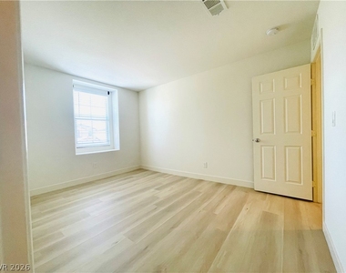 9206 Valley Betica Avenue - Photo Thumbnail 11