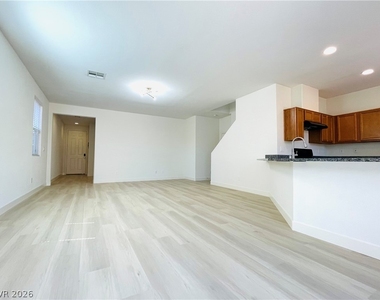 9206 Valley Betica Avenue - Photo Thumbnail 4