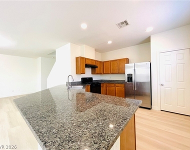 9206 Valley Betica Avenue - Photo Thumbnail 3