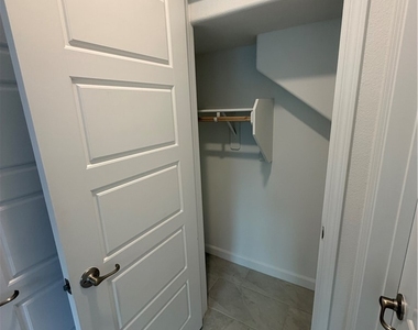815 Watford Place - Photo Thumbnail 10