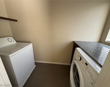 6083 Crown Palms Avenue - Photo Thumbnail 21