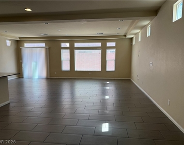 6083 Crown Palms Avenue - Photo Thumbnail 4