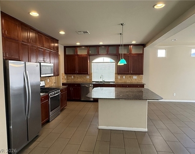 6083 Crown Palms Avenue - Photo Thumbnail 7